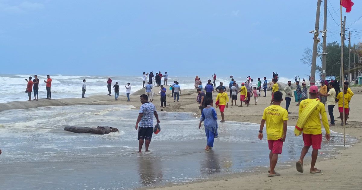 কক্সবাজারে উত্তাল সাগর, বাধা দিচ্ছেন না পর্যটকরা।