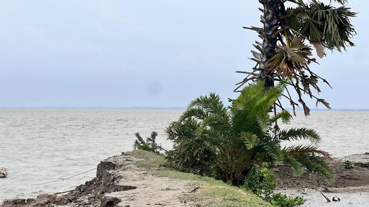 নোয়াখালীতে বেড়িবাঁধ ধস, জলাবদ্ধতায় ১০ হাজারের বেশি পরিবার।