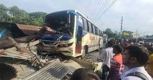 অটোরিকশায় বাসের ধাক্কায় চালকসহ ২ জনের মৃত্যু