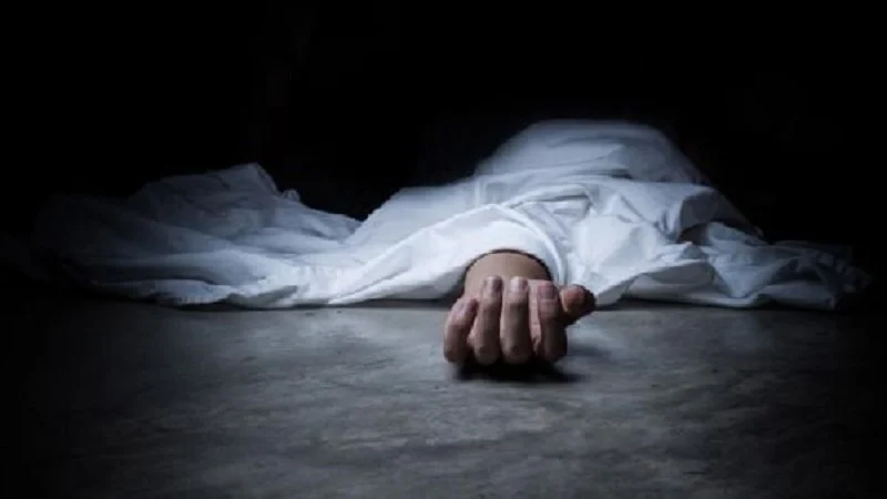 মাঠে পড়ে ছিল স্ত্রীর লাশ, গাছে ঝুলছিল স্বামীর নিথর দেহ।