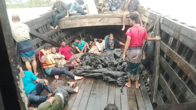 ঢাকায় ফেরার পথে পন্টুন থেকে নদীতে পড়ে যাত্রী নিখোঁজ।