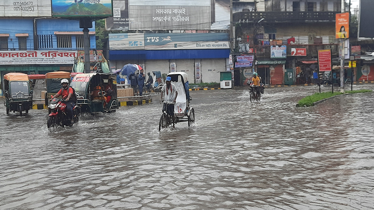খুলনায় ভারী বর্ষণে জলমগ্ন সড়ক, চরম দুর্ভোগে নগরবাসী।