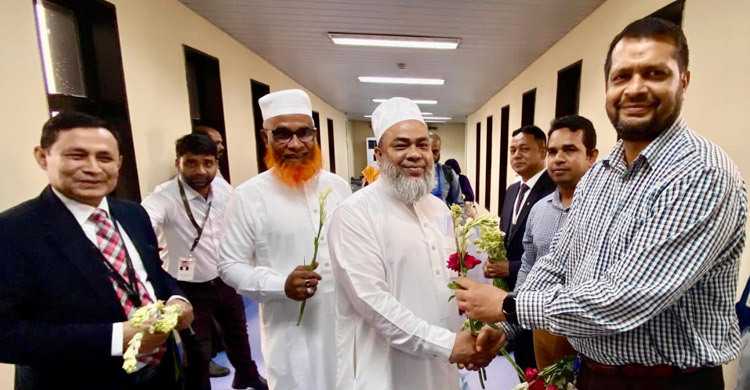 চট্টগ্রামে প্রথম ফিরতি ফ্লাইটে ফিরেছেন ৪১৩ হজযাত্রী