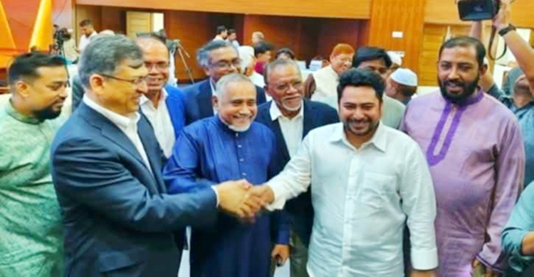 বিরতির ফাঁকে সৌহার্দ্যের বার্তা: হাতে হাত রেখে ছবি তুললেন সালাহউদ্দিন, তাহের ও নাহিদ