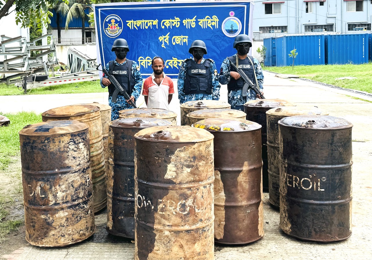 চট্টগ্রামের ব্রিজ ঘাটে ৩১৭০ লিটার অবৈধ অকটেনসহ একজন আটক