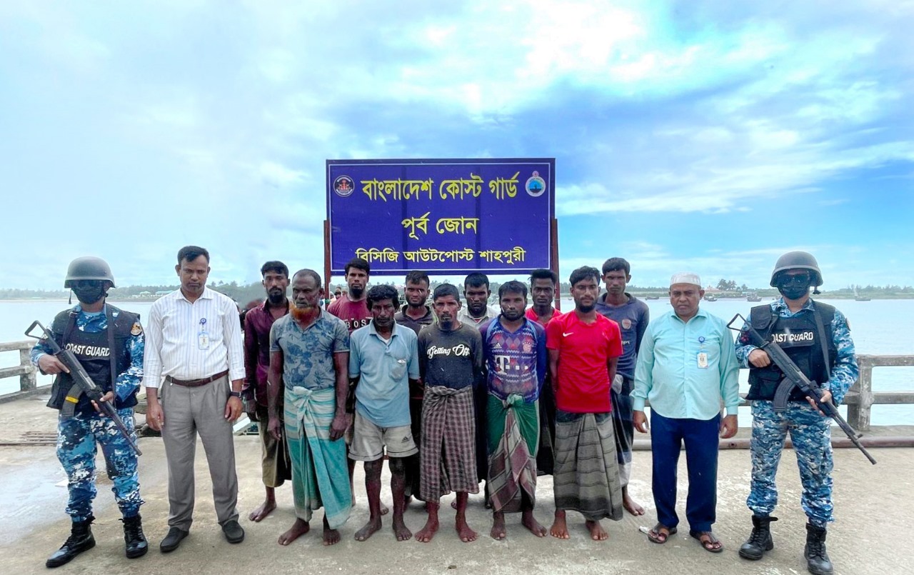 টেকনাফে ৩ লক্ষ টাকার মাছসহ অবৈধ ট্রলিং বোট জব্দ, ১৬ জেলে আটক