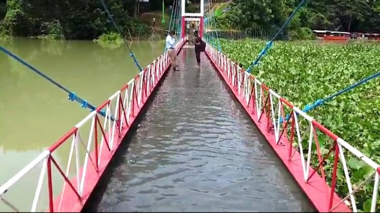 কাপ্তাই হ্রদের পানি বৃদ্ধিতে ডুবে গেছে রাঙামাটির ঝুলন্ত সেতু, পর্যটকদের চলাচলে নিষেধাজ্ঞা