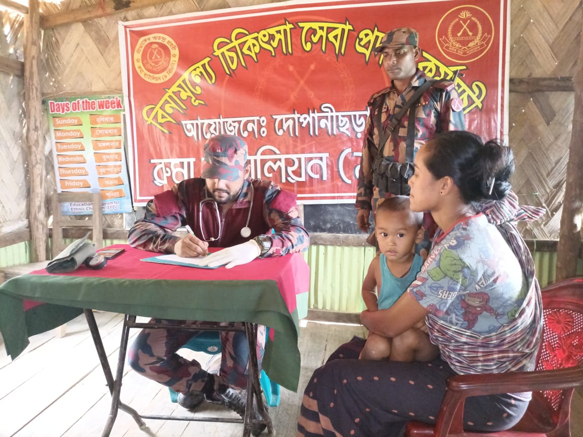 রুমায় দুর্গম পাহাড়ি এলাকায় বিজিবির মেডিকেল ক্যাম্পেইন: ১৯ জনকে চিকিৎসা সেবা প্রদান