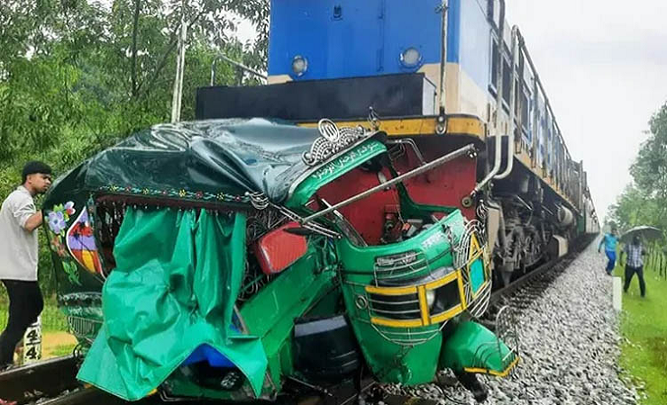 কক্সবাজারে ট্রেনের ধাক্কায় অটোরিকশার ৫ যাত্রীর মৃত্যু