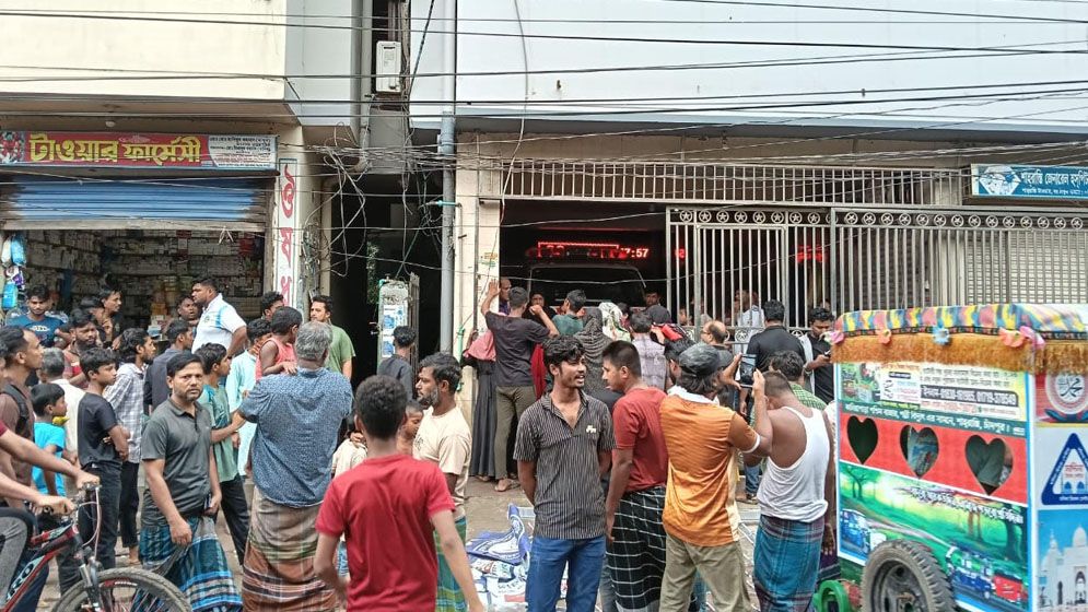 শাহরাস্তিতে ভুল চিকিৎসায় প্রসূতির মৃত্যু, হাসপাতাল ভাঙচুরে উত্তেজনা