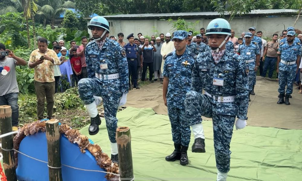 ফরিদপুরে রাইসামণির কবর জিয়ারত ও শ্রদ্ধা জানালো বিমানবাহিনী