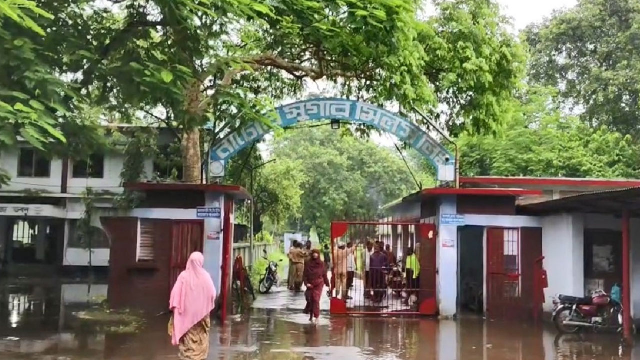 নাটোর সুগার মিলে ডাকাতির ঘটনায় নিরাপত্তারক্ষীসহ ৮ জন পুলিশ হেফাজতে