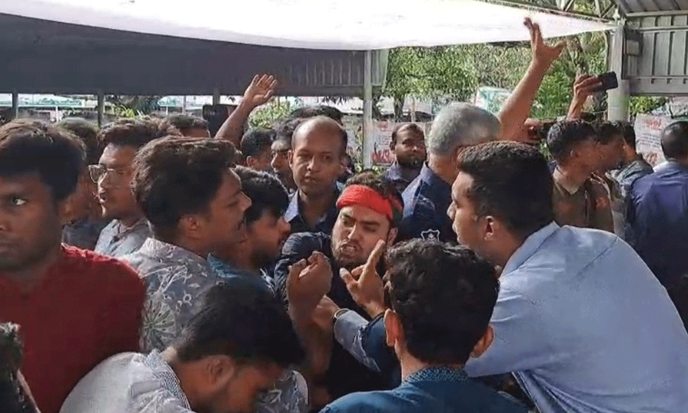 চাঁপাইনবাবগঞ্জে গণ-অভ্যুত্থান দিবসের মঞ্চে উত্তেজনা, বন্ধ ছিল অনুষ্ঠান