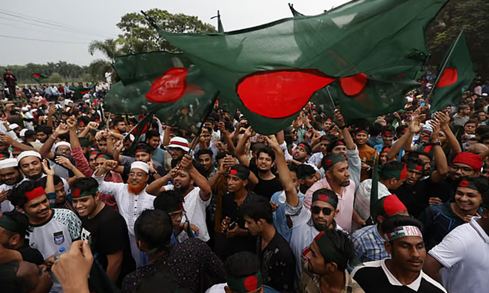 বৃষ্টি উপেক্ষা করে জনতার ঢল, ফ্যাসিস্ট পতনের উৎসবে উদ্দীপ্ত রাজধানী