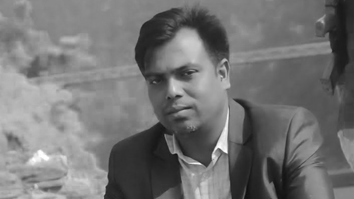 চান্দনা চৌরাস্তার ব্যস্ত রাস্তায় প্রকাশ্যে সাংবাদিক তুহিনকে কুপিয়ে ও জবাই করে হত্যা