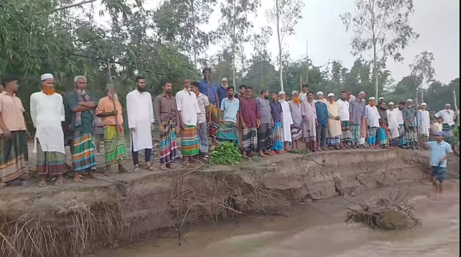 মানিকগঞ্জে অবৈধভাবে বালু উত্তোলনের বিরুদ্ধে এলাকাবাসীর বিক্ষোভ মিছিল