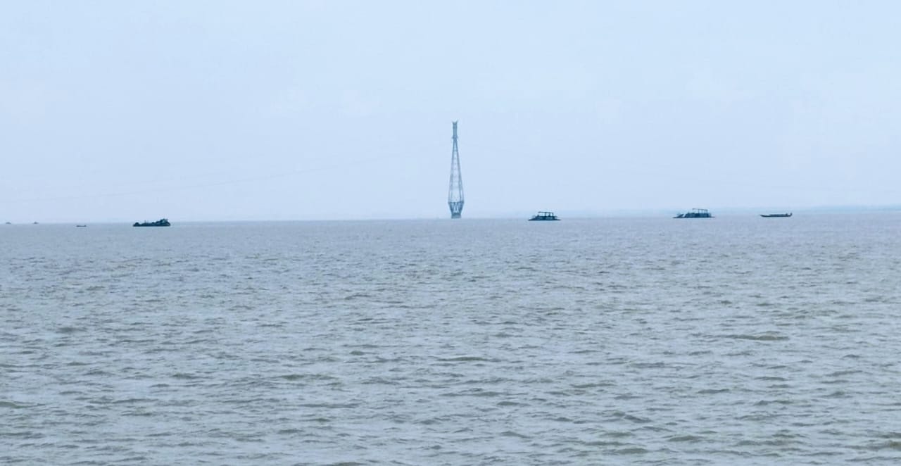 যমুনায় অবৈধ বালু তোলায় বিদ্যুৎ টাওয়ারসহ জনপদ হুমকিতে