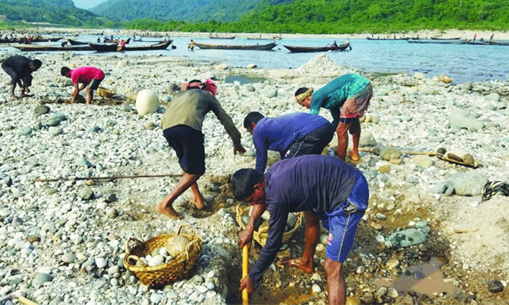 পাথর লুটপাটে পাথরশূন্য হওয়ায় অতিরিক্ত জেলা প্রশাসককে প্রধান করে গঠিত হল তদন্ত কমিটি