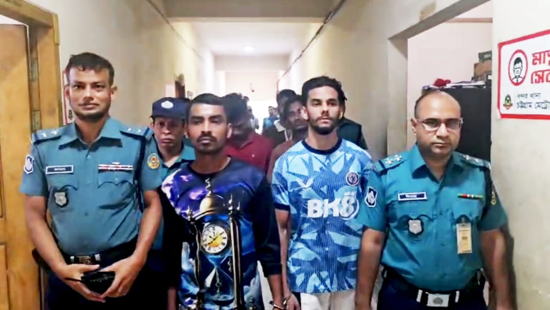 চট্টগ্রামে পুলিশের অভিযানে সন্ত্রাসে জড়িত ছয়জন গ্রেফতার