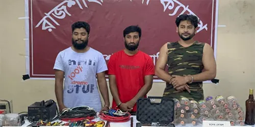 রাজশাহীতে সেনা অভিযান: অস্ত্র–গুলি ও বোমা তৈরির সরঞ্জাম উদ্ধার, আটক তিন