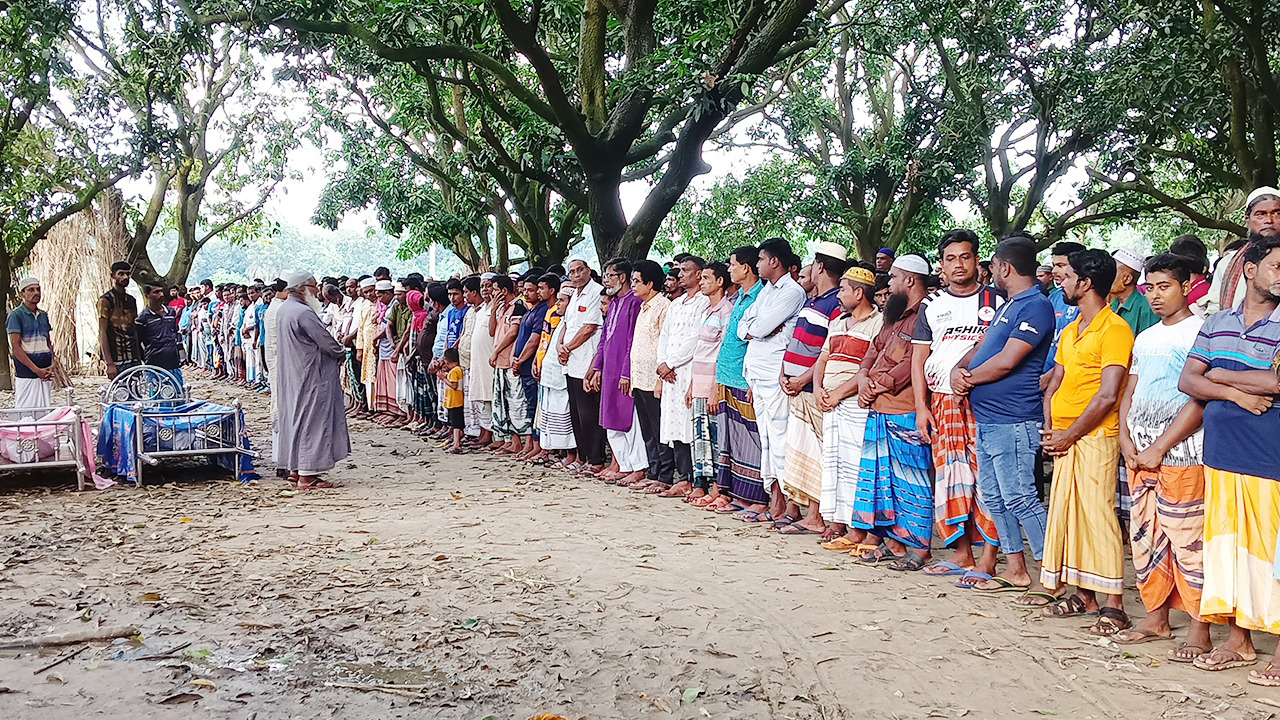 রাজশাহীতে একই পরিবারের নিহত ৪ জনের দাফন সম্পন্ন