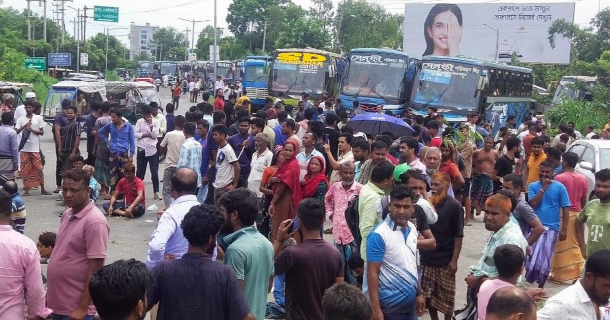 পাটুরিয়ায় নদীভাঙন রোধে এলাকাবাসীর সড়ক অবরোধ