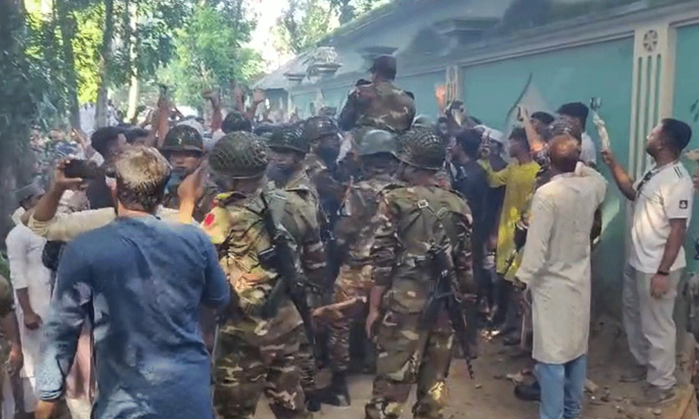 কবর থেকে মরদেহ উত্তোলন ও অগ্নিসংযোগ, নিহত ২