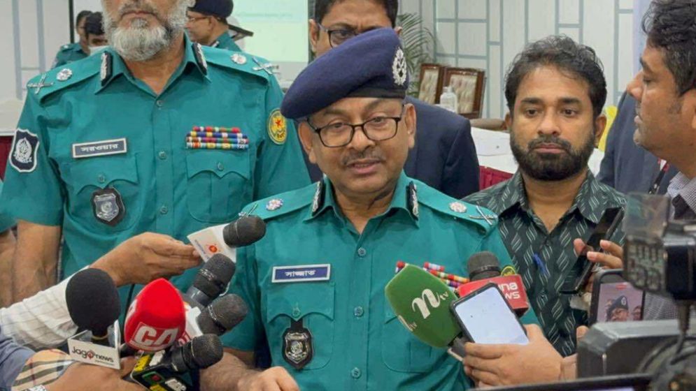 ফেসবুকে ব্যানার দেখিয়ে ভিডিও দিলেও বাস্তবে কিছু হয় না: ডিএমপি কমিশনার