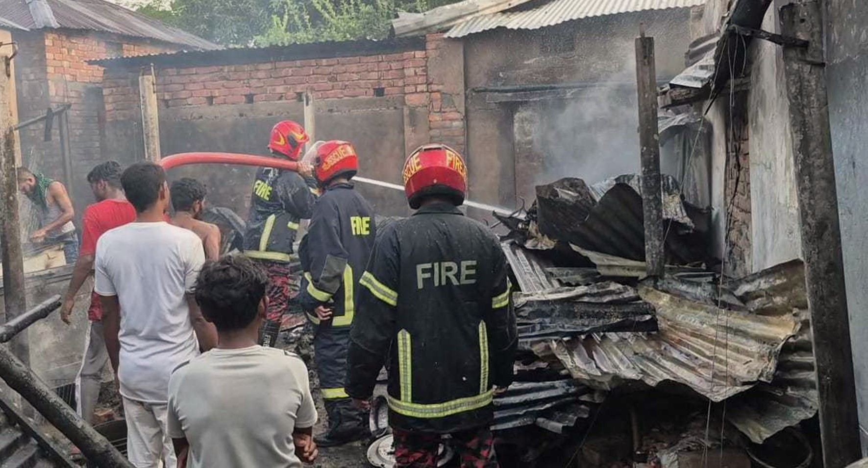 বগুড়ায় আধিপত্যের জেরে সংঘর্ষ: ৩ জন আহত, বাড়িঘরে অগ্নিসংযোগ ও লুটপাট