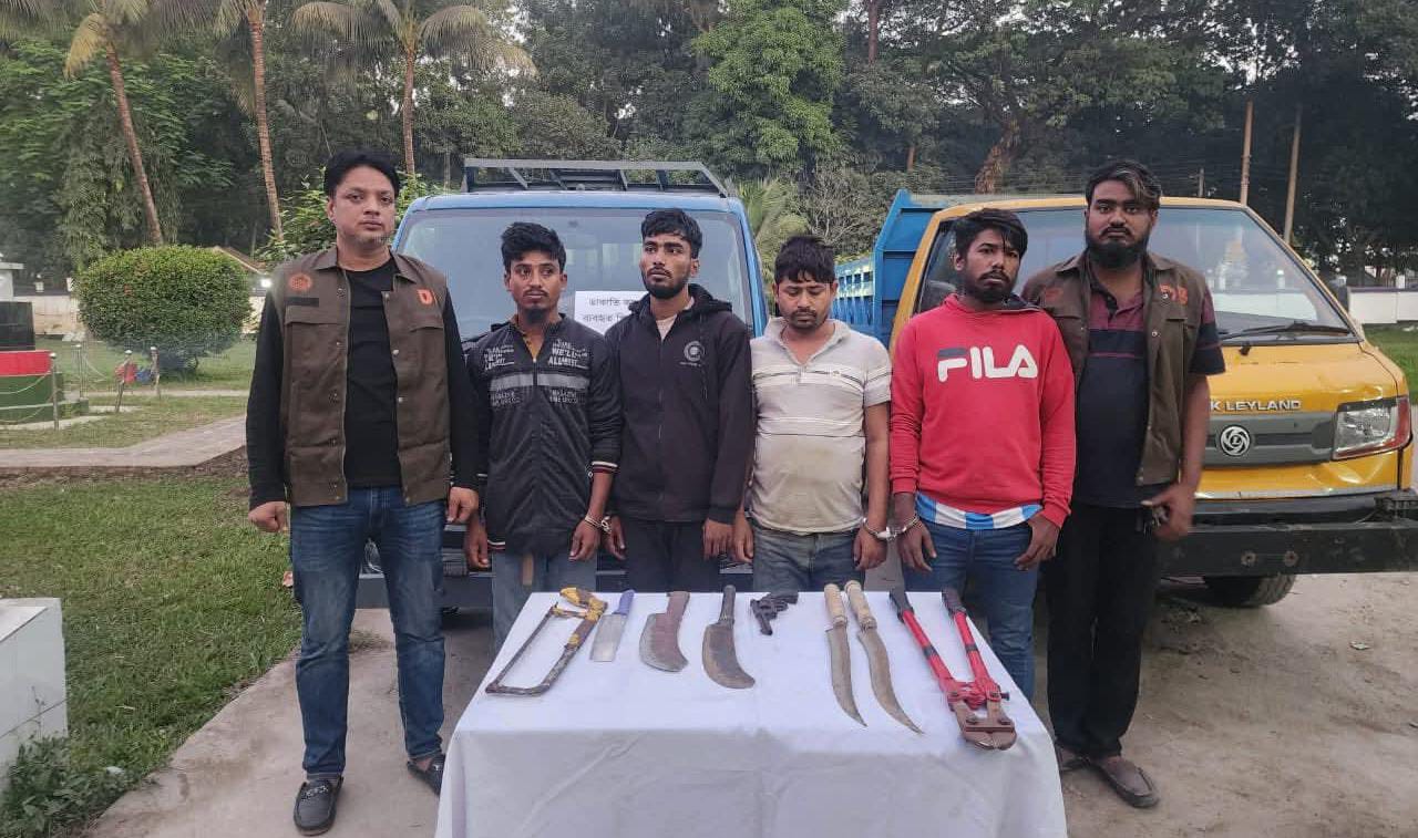 কুমিল্লায় আন্তঃজেলা ডাকাত চক্রের প্রধান নয়নসহ ৫ জন গ্রেফতার