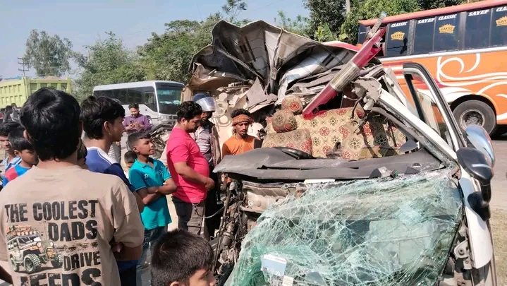 রায়পুরায় এনা বাস ও এম্বুলেন্সের মুখোমুখি সংঘর্ষ,চালক নি*হত,আহত ৫