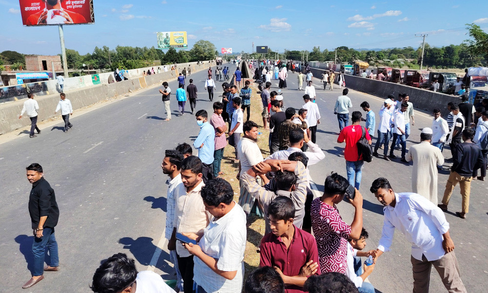 ছয় লেনে উন্নীতকরণের দাবিতে সেতুর ওপর জমায়েত, চট্টগ্রাম–কক্সবাজার সড়কে যানচলাচল স্থবির