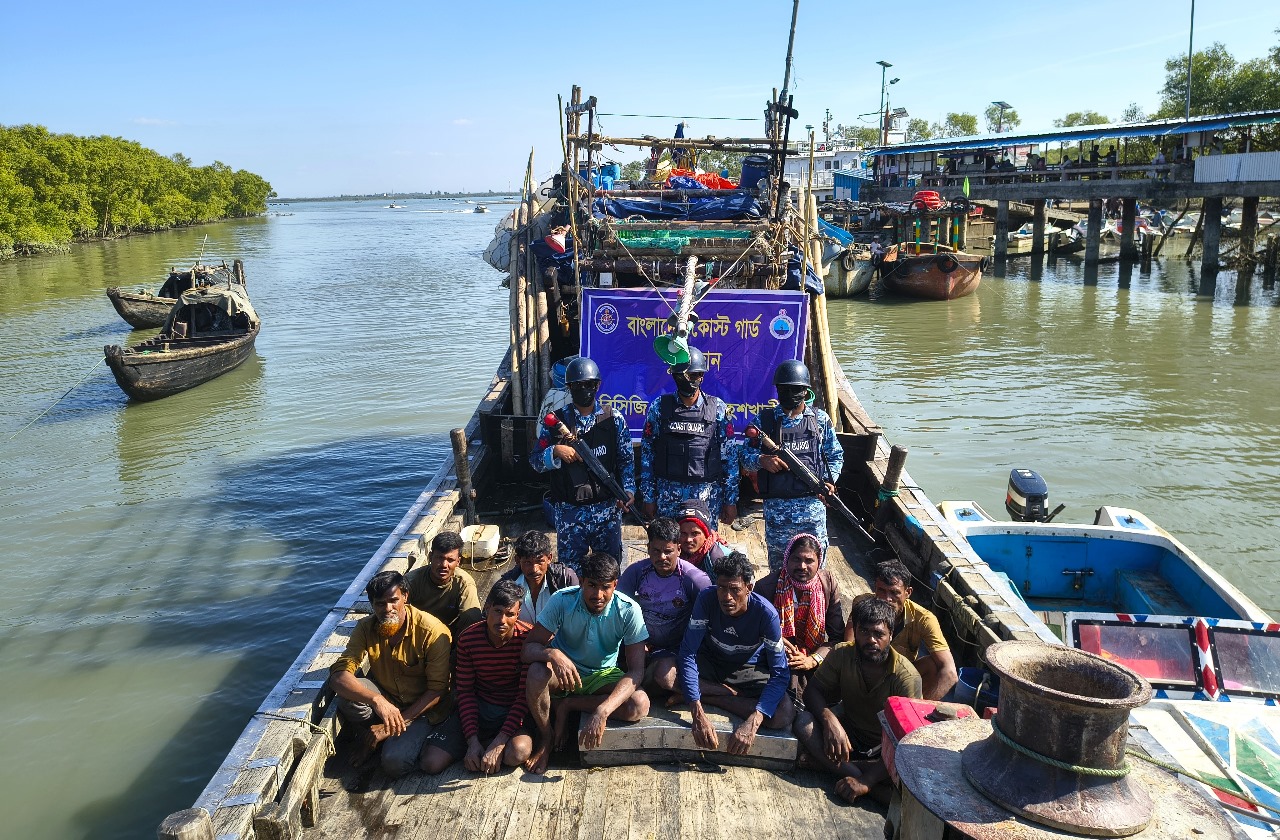 মহেশখালী উপকূলে গভীর সমুদ্রে ডাকাতের কবলে ১১ জেলে, কোস্ট গার্ডের অভিযানে উদ্ধার