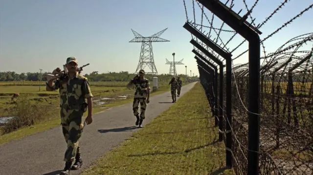 চাঁপাইনবাবগঞ্জ সীমান্তে বিএসএফের পুশ-ইন, ১৫ বাংলাদেশিকে আটক করল বিজিবি