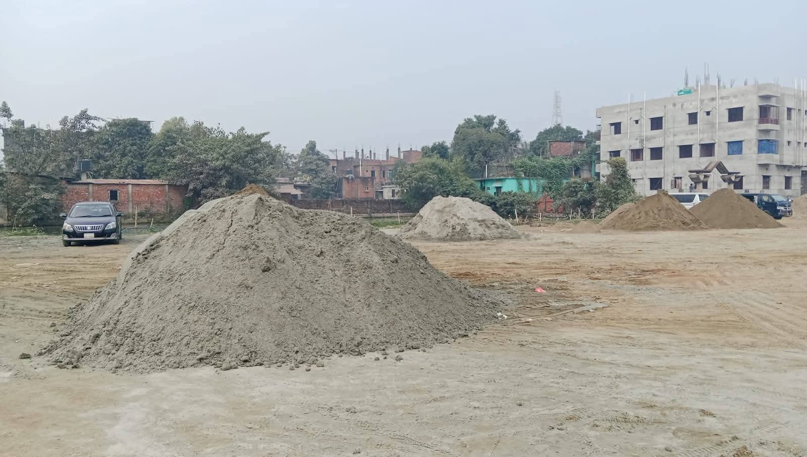 বুড়িচংয়ে একমাত্র খেলার মাঠে নির্মাণসামগ্রীর হাট; বরাদ্দ থাকলেও থমকে আছে দেয়াল নির্মাণ