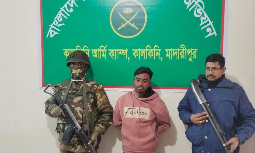 কালকিনিতে যৌথবাহিনীর অভিযানে ২৩টি ককটেলসহ যুবক আটক