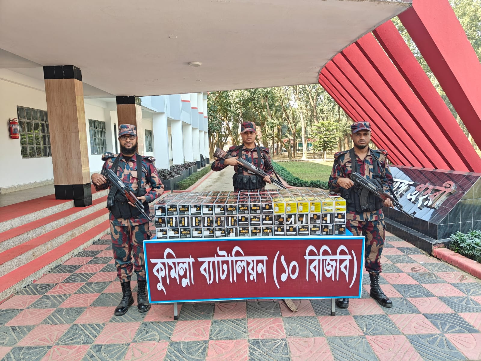 কুমিল্লা বিজিবির অভিযানে ভারতীয় মোবাইল ফোনের ডিসপ্লে উদ্ধার 