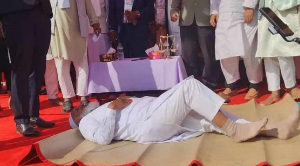 নির্বাচনী জনসভায় জামায়াত আমির পেলেন শীতল পাটি, মঞ্চেই শুয়ে বিশ্রাম