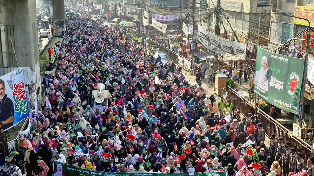 মিরপুরে জামায়াত আমিরের সমর্থনে নারীদের বড় মিছিল, দাঁড়িপাল্লায় ভোটের আহ্বান