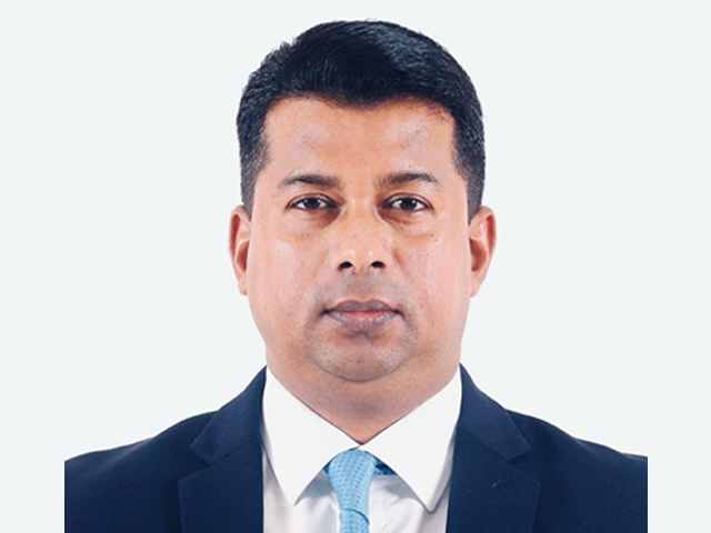 নির্বাচনী ব্যস্ততার মাঝেও অসহায় নাগরিকের পাশে দাঁড়ালেন ডিসি জাহিদুল