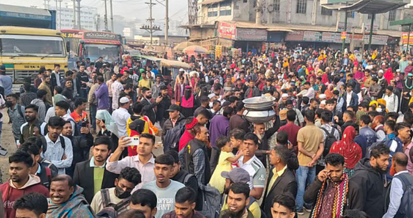 অতিরিক্ত ভাড়ায় ক্ষোভ, রাস্তায় যাত্রী