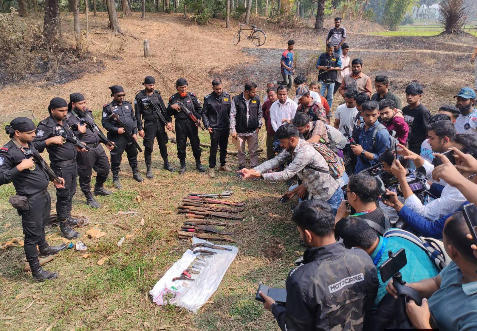 কুমিল্লায় পুকুর সেঁচে বিদেশি পিস্তলসহ বিপুল পরিমাণ অস্ত্র উদ্ধার