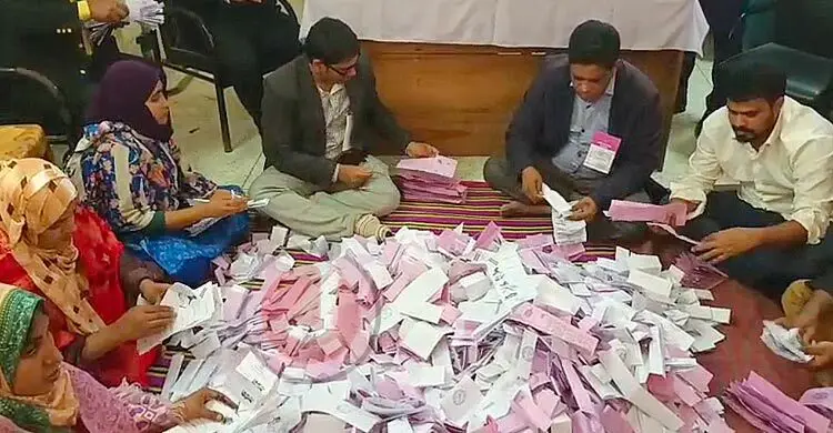 কুষ্টিয়ার  একটি কেন্দ্রে এগিয়ে দাঁড়িপাল্লা, ধানের শীষ পিছিয়ে