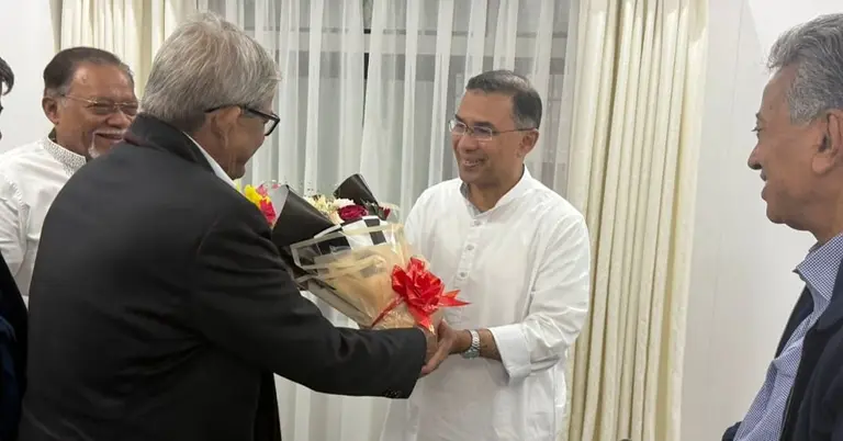 তারেক রহমানকে মির্জা ফখরুলের ফুলেল শুভেচ্ছা