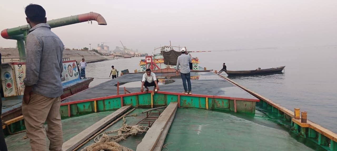 এমপি আজহারুল ইসলাম মান্নানের নাম ভাঙিয়ে অবৈধভাবে ড্রেজারে বালি  উত্তোলন।