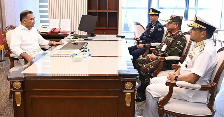 প্রধানমন্ত্রী তারেক রহমানের সঙ্গে তিন বাহিনী প্রধানের সাক্ষাৎ