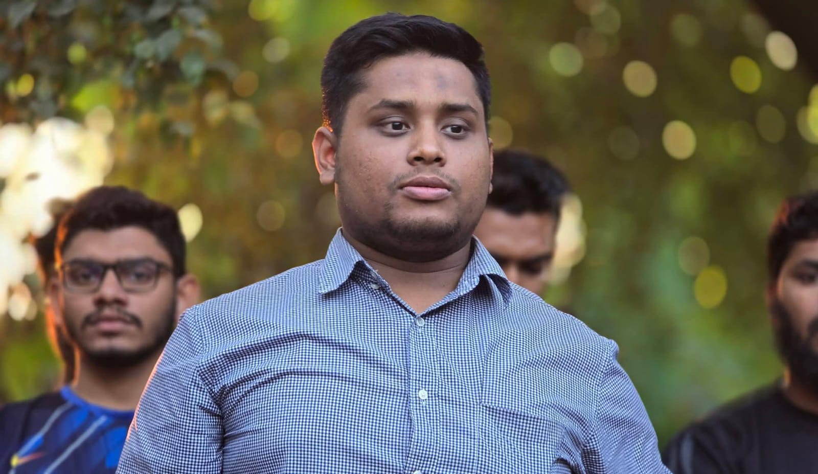 চাঁদা নিতে আসলে খুঁটির সঙ্গে বেঁধে রাখবেন: হাসনাত