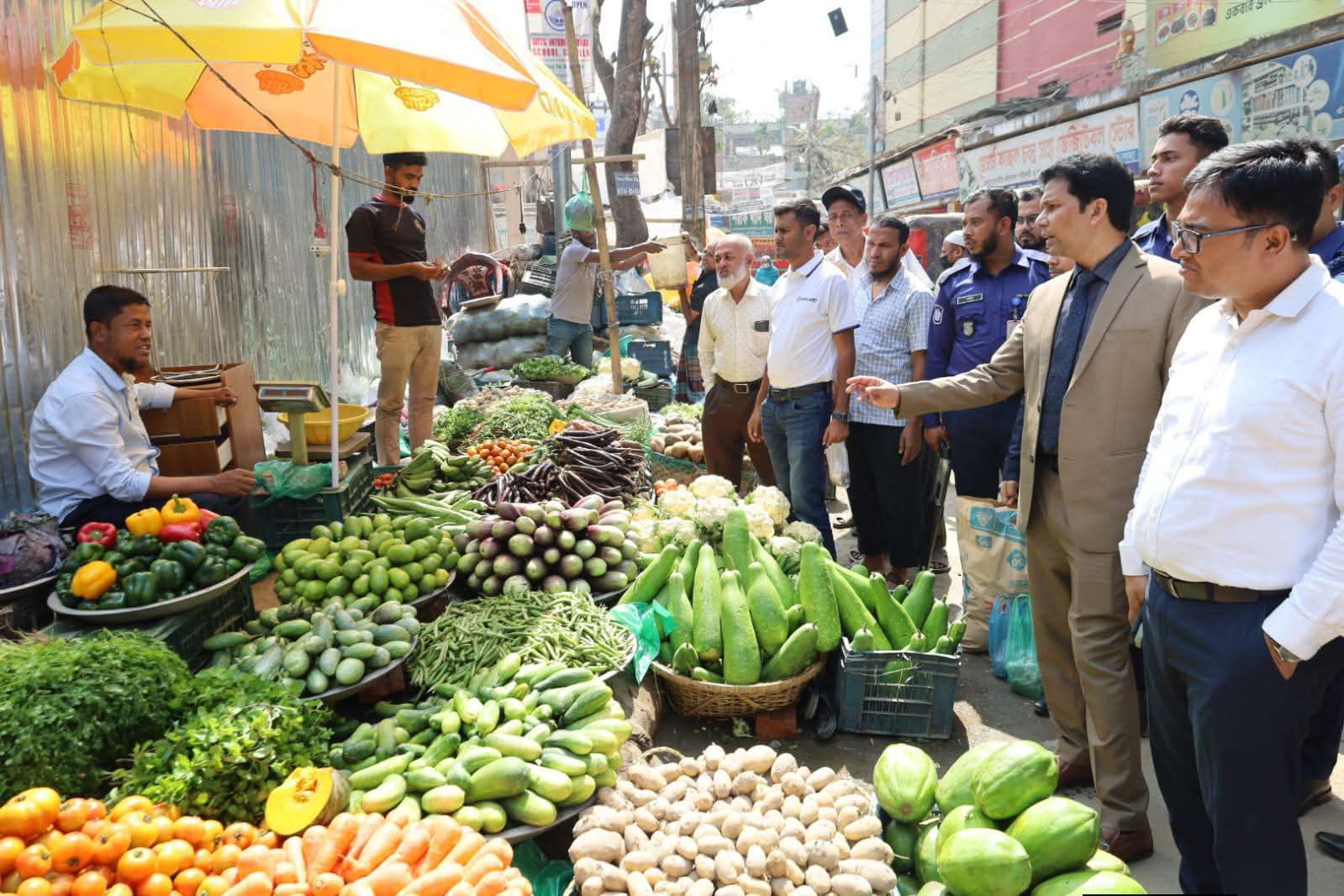 পবিত্র রমজানে কুমিল্লায় বাজার তদারকিতে জেলা প্রশাসনের অভিযান