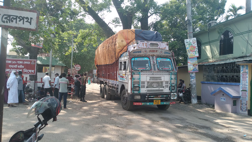 শহিদ দিবসে হিলি স্থলবন্দরে আমদানি-রপ্তানি বন্ধ