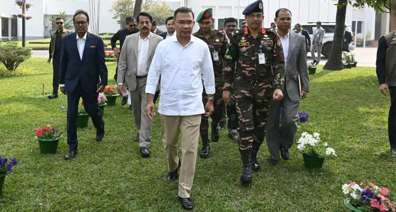 ছুটির দিনেও অফিসে প্রধানমন্ত্রী তারেক রহমান, তেজগাঁও কার্যালয়ে প্রথম দাফতরিক কার্যক্রম